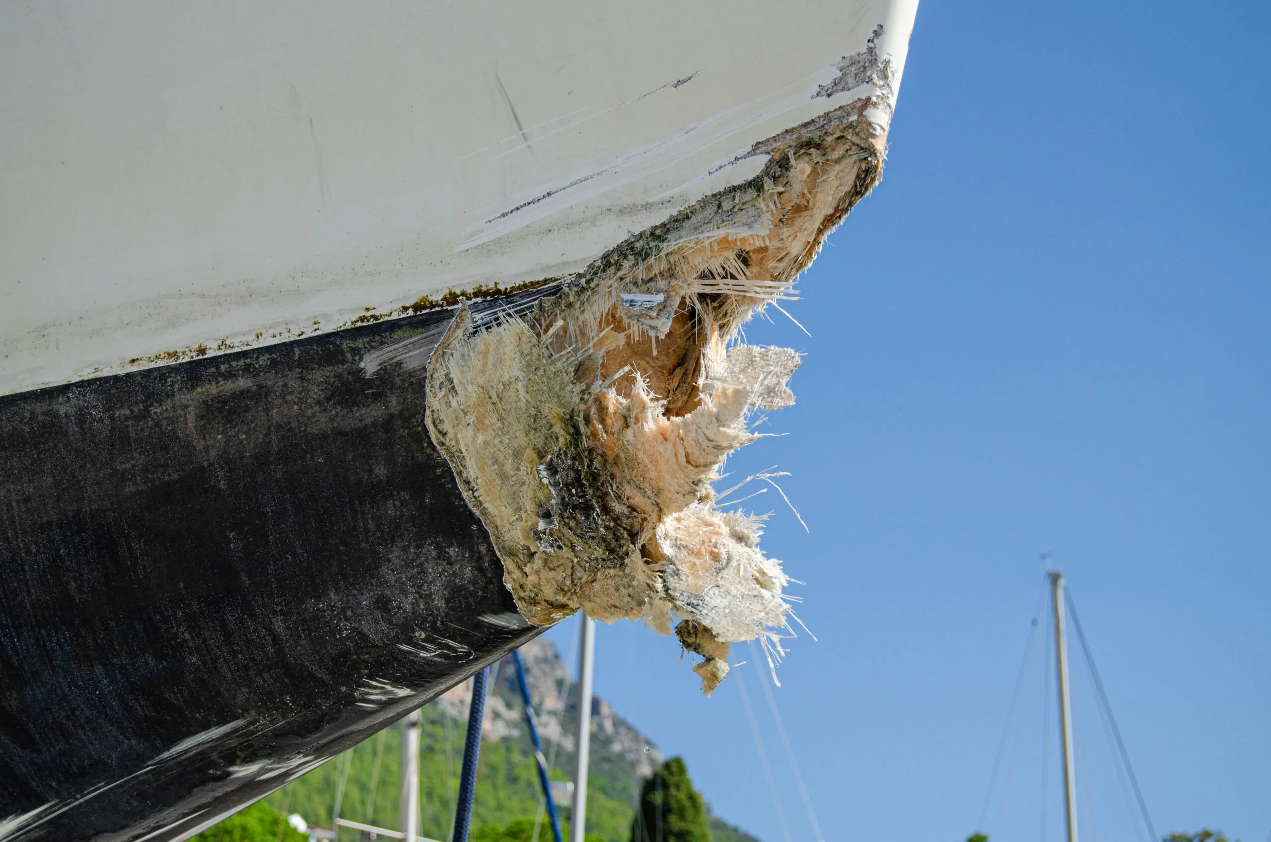 Prua di yacht in vetroresina con danni da collisione